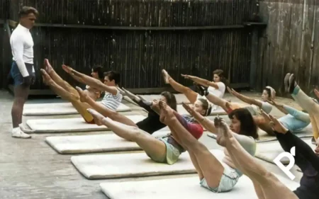 Joseph Pilates en una foto histórica dirigiendo una clase de Pilates Mat