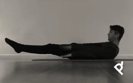 Vicente Juan Asencio realizando el ejercicio denominado The Hundred - El Cien de la serie clásica del Método Pilates