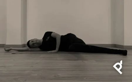 Vicente Juan Asencio ejecutando el ejercicio de Pilates Mat The Side Kick