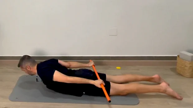 Vicente Juan Asencio en la clase de Pilates mat, con pica, de nivel básico B06