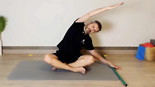 Vicente Juan Asencio en la clase de Pilates mat, con pica, de nivel básico B06
