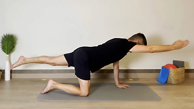 pilates-consciente-ejercicio-complementario-equilibrio-cuadrupedia-superman Vicente Juan Asencio en la clase de Pilates mat de nivel básico B32