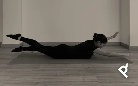 Fátima Pastor Andreu realizando ejercicios de coordinación en el Método Pilates