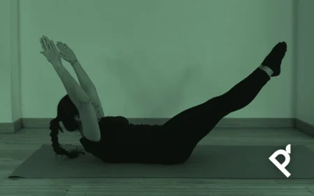 Fátima Pastor Andreu realizando el ejercicio The Double Leg Stretch - Estiramiento de dos piernas de la serie clásica del Método Pilates
