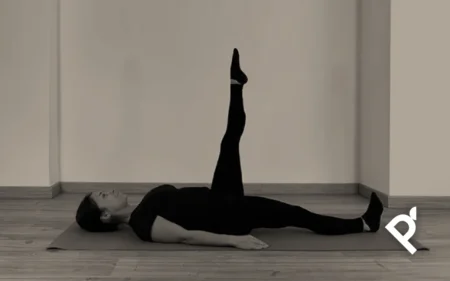 Fátima Pastor Andreu realizando el ejercicio The One Leg Circle - Círculos con una pierna de la serie clásica del Método Pilates