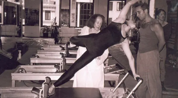 Romana Kryzanowska impartiendo una clase a bailarines