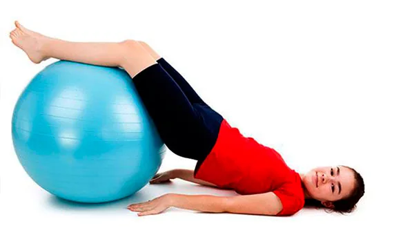 Adolescente con fitball de color azul