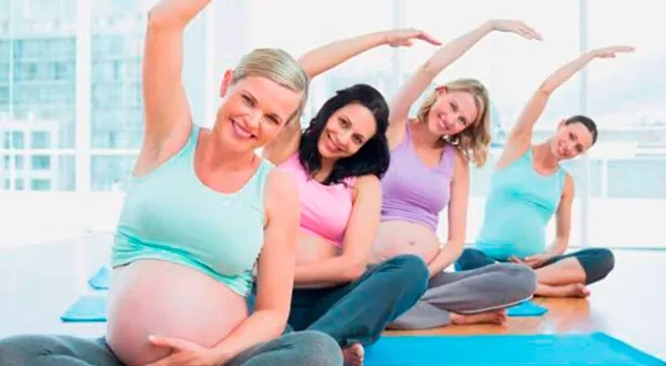 Embarazadas practicando Pilates