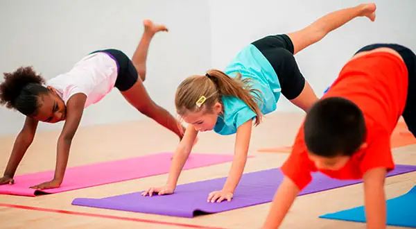 Tres niños practicando Pilates