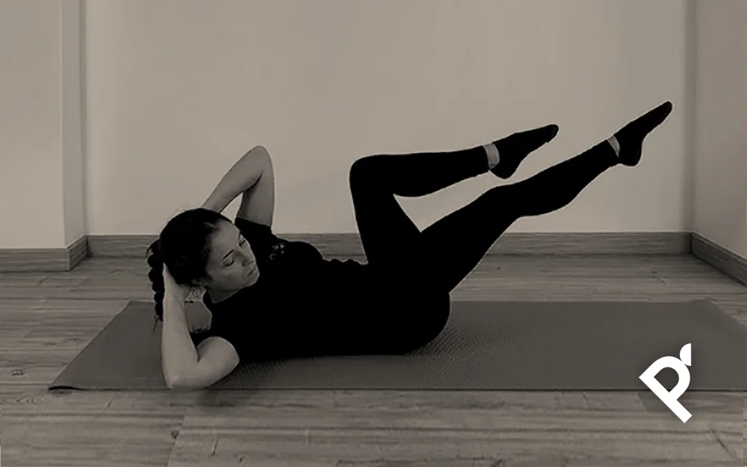 pilates-consciente-fatima-criss-cross Fátima Pastor Andreu realizando el ejercicio de Pilates Mat Criss Cross