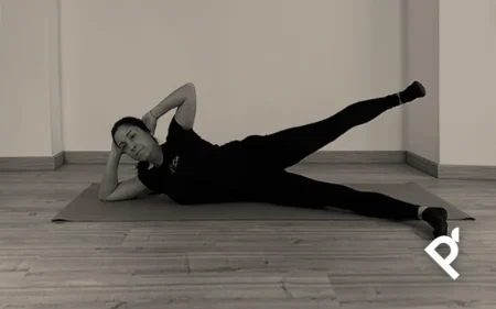 Fátima Pastor Andreu en el ejercicio de Pilates Mat Hip-Abduction apoyada en el codo