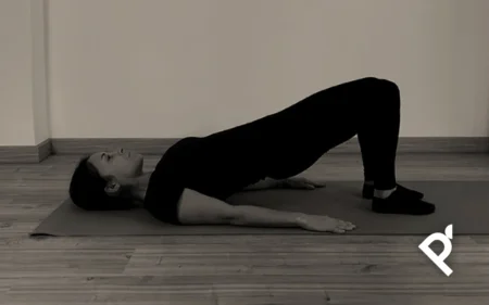 Fátima Pastor Andreu ejecutando el ejercicio Pelvic Lift / Pelvic Curl (elevación de pelvis o vértebra a vértebra)