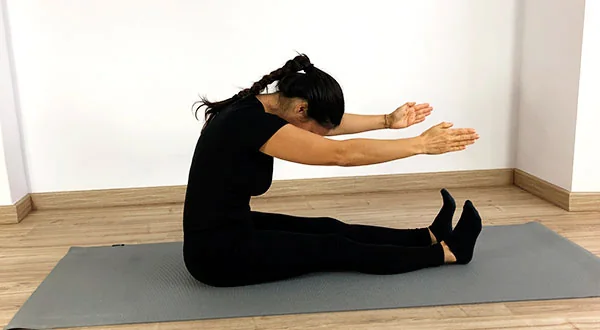 Fátima Pastor Andreu realizando el ejercicio de Pilates Spine Stretch