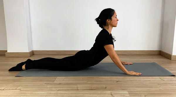 Fátima Pastor Andreu ejecutando The Swan., ejercicio de Pilates donde se estira considerablemente el psoas