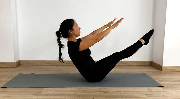 Fátima Pastor Andreu ejecutando The Teaser, ejercicio de Pilates donde se trabaja considerablemente el psoas