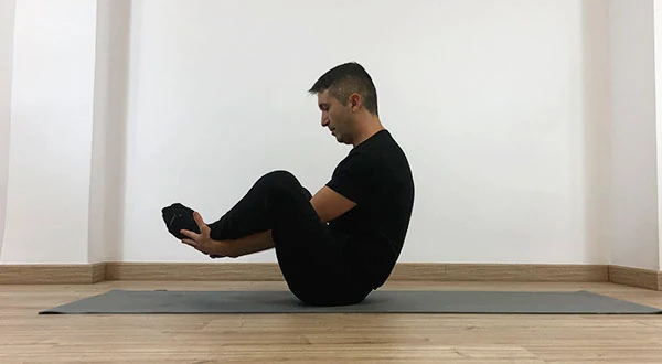 Vicente Juan ejecutando el ejercicio de Pilates The Seal