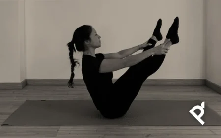 Ejecución del Ejercicio de Pilates Mat Rocker with Open Legs por parte de Fátima Pastor Andreu