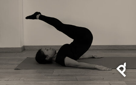Fátima Pastor Andreu ejecutando el ejercicio de Pilates Mat The Cork-Screw