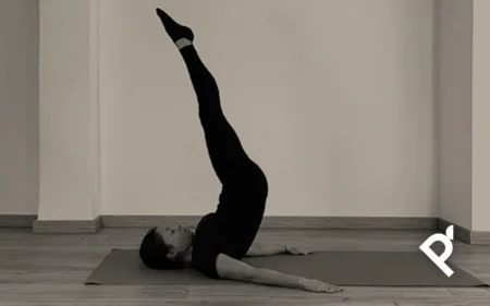Fátima Pastor Andreu ejecutando el ejercicio de Pilates Mat The Jack-Knife