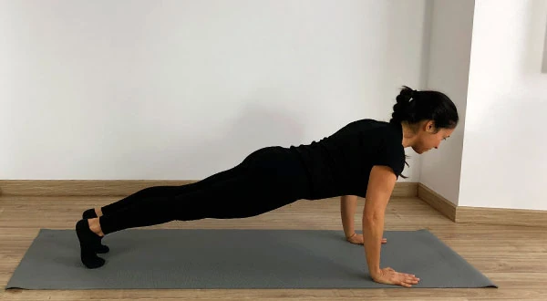 Fátima Pastor Andreu ejecutando el ejercicio de Pilates Mat The Push Up en plancha