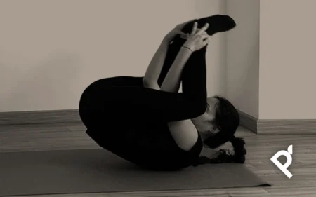 Fátima Pastor Andreu ejecutando el ejercicio de Pilates Mat The Seal