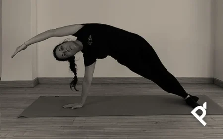 Fátima Pastor Andreu realizando el ejercicio The Side Bend de Pilates Mat
