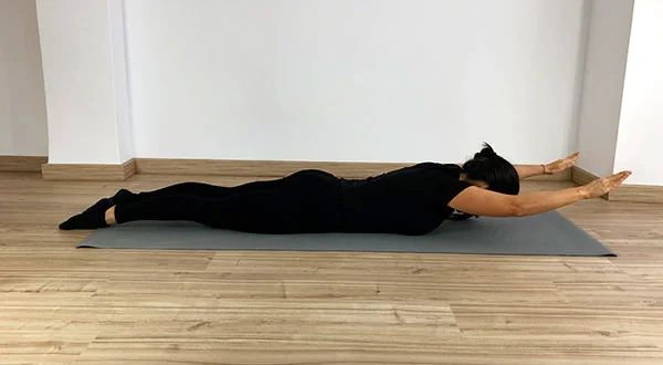 Fátima Pastor Andreu ejecutando el ejercicio de Pilates Swimming solo brazos
