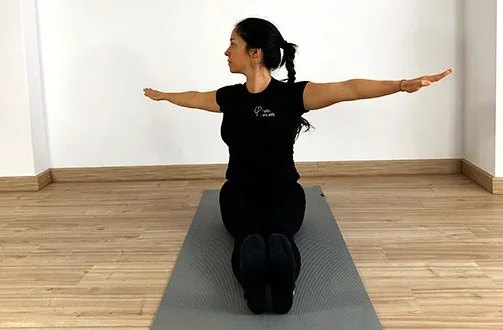 Fátima Pastor ANDREU realizando el ejercicio de Pilates Spine Twist
