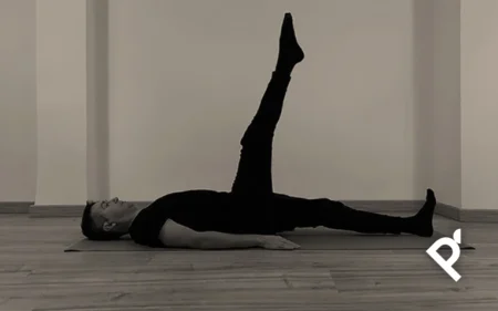 Ejecución del ejercicio complementario de Pilates Mat llamado Leg Swing por parte de Vicente Juan Asencio