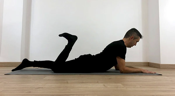 Vicente Juan Asencio ejecutando el ejercicio de Pilates Mat The One Leg Kick versión segunda patada en flex
