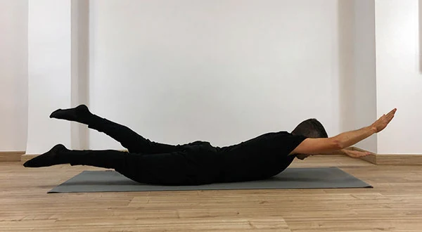 Vicente Juan Asencio ejecutando el ejercicio de Pilates Swimming