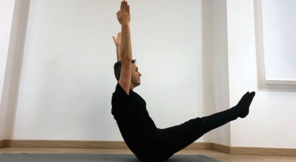 Vicente Juan Asencio ejecutando el ejercicio de Pilates The Teaser