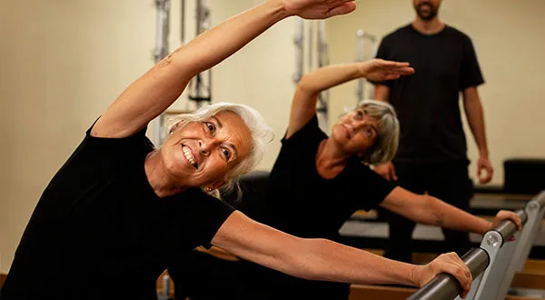 Mujeres maduras realizando el ejercicio de Pilates Mat La Sirena