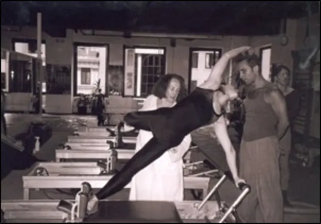 Romana kryzanowska impartiendo clases en estudio de Pilates