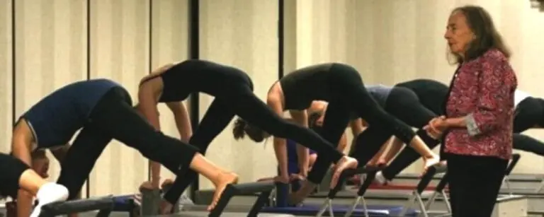 Romana kryzanowska impartiendo clase grupal de Reformer Pilates