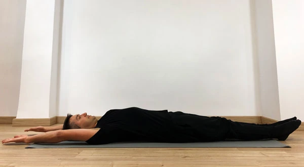 Vicente Juan Asencio explicando la ejecución correcta del ejercicio The Roll Up - Rodar hacia arriba de la serie clásica del Método Pilates
