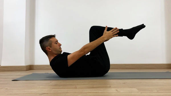 Vicente Juan Asencio ejecutando el ejercicio Double Leg Stretch