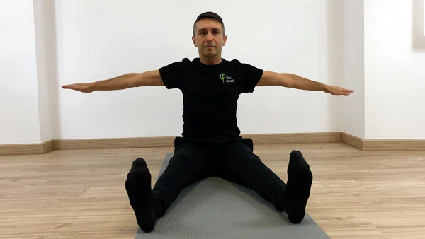Vicente Juan Asencio ejecutando el ejercicio The Spine Stretch