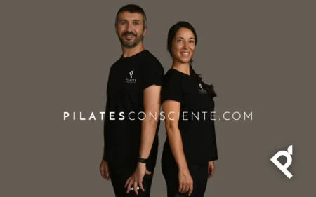 Vicente Juan Asencio y Fátima Pastor Andreu posando con la URL de la web PILATESCONSCIENTE.COM sobreimpresa