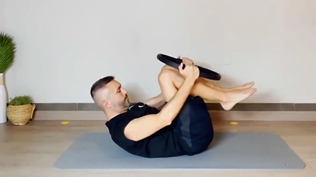 pilates-consciente-clase-aro-I03 Vicente Juan Asencio en la clase de Pilates mat, con aro mágico, de nivel iniciación P04
