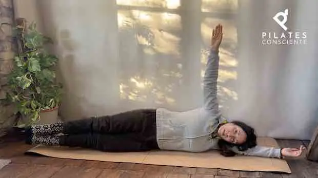 Fátima Pastor ejecutando una clase en directo de Pilates Mat de nivel intermedio