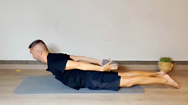 pilates-consciente-clase-ladrillos-i05 Vicente Juan Asencio en la clase de Pilates mat, con ladrillo, de nivel intermedio I03