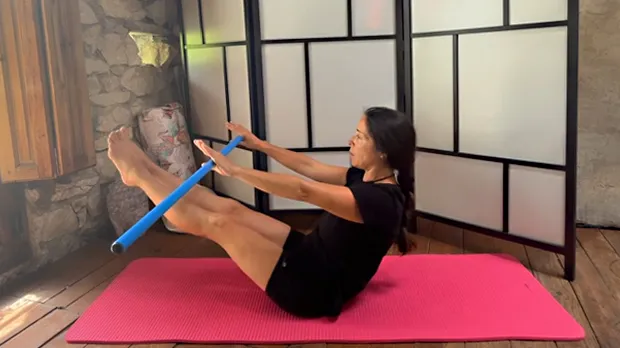 Fátima Pastor Andreu en la clase de Pilates mat, con pica, de nivel intermedio I06
