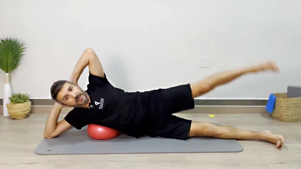 pilates-consciente-clase-softball-i05 Vicente Juan Asencio en la clase de Pilates mat, con softball, de nivel intermedio I05